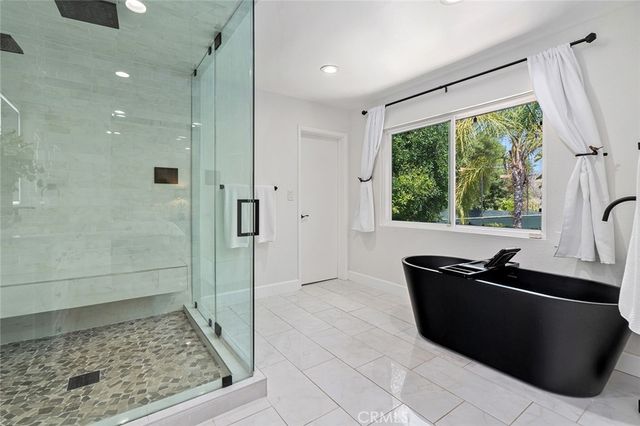 22955 Collins, Woodland Hills, CA 91367