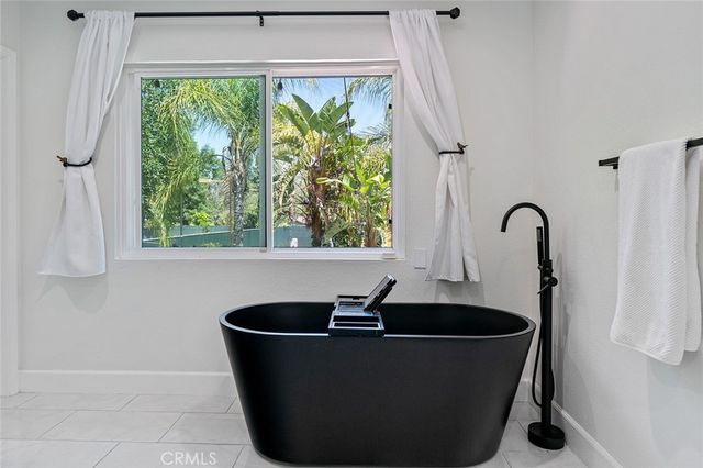 22955 Collins, Woodland Hills, CA 91367