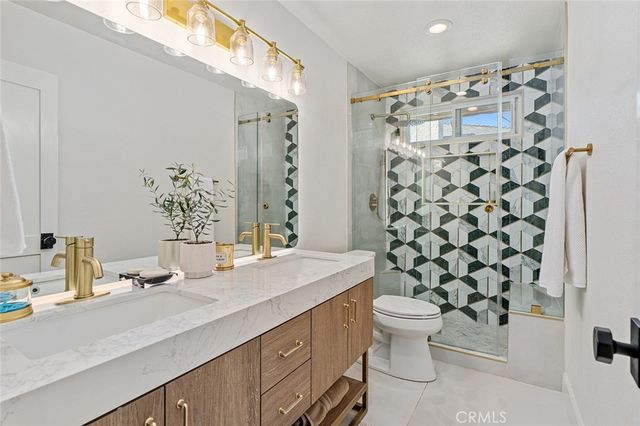 22955 Collins, Woodland Hills, CA 91367