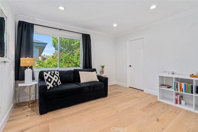 22955 Collins, Woodland Hills, CA 91367