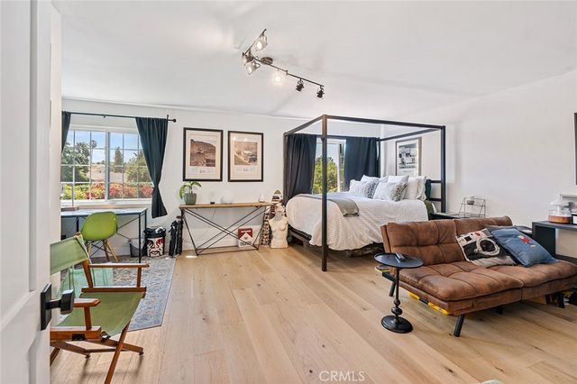 22955 Collins, Woodland Hills, CA 91367
