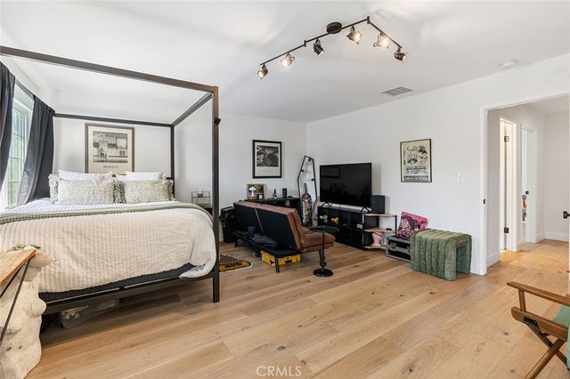 22955 Collins, Woodland Hills, CA 91367