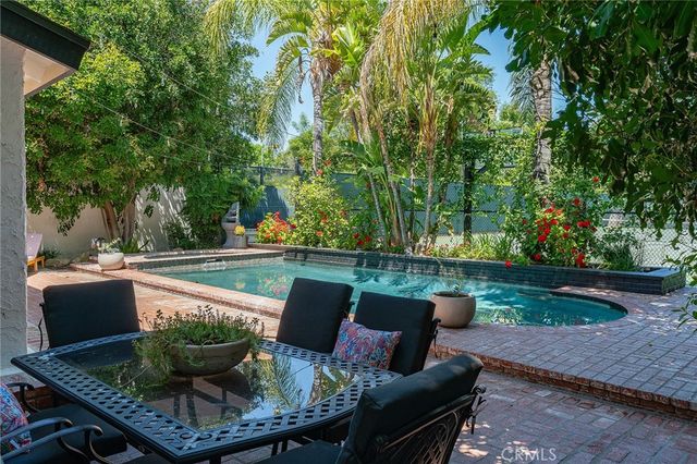 22955 Collins, Woodland Hills, CA 91367
