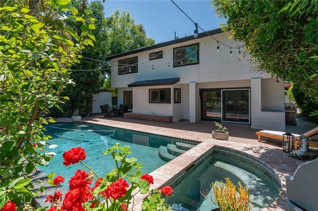 22955 Collins, Woodland Hills, CA 91367
