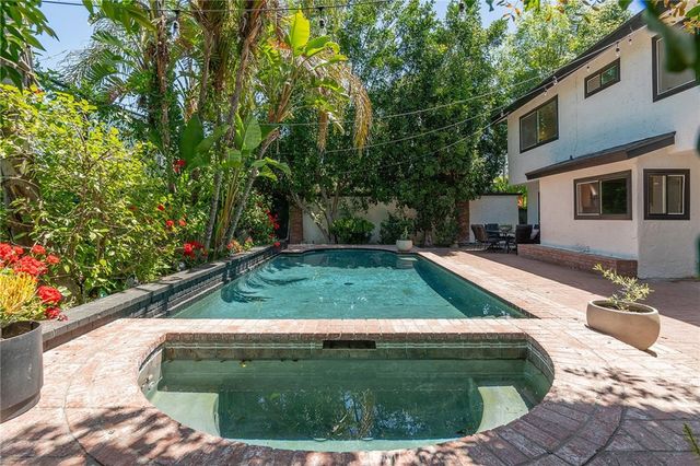 22955 Collins, Woodland Hills, CA 91367