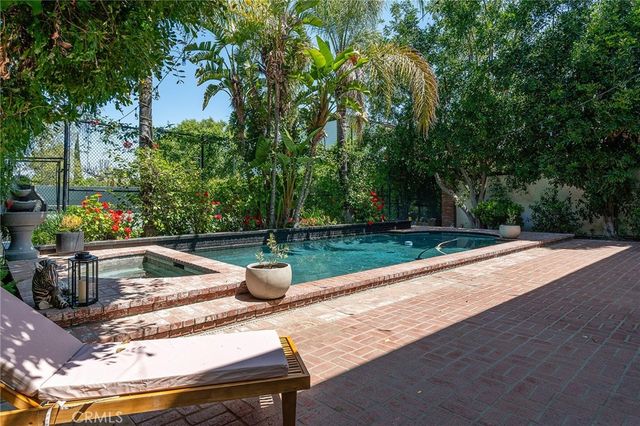 22955 Collins, Woodland Hills, CA 91367