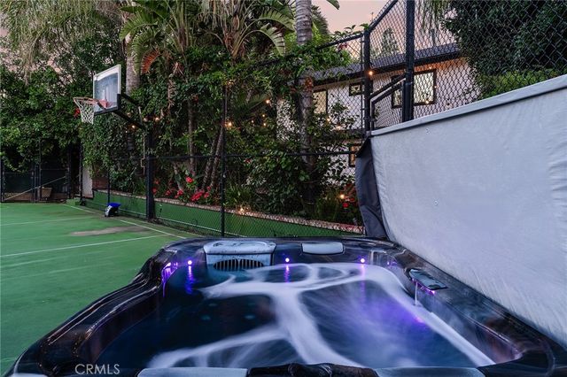 22955 Collins, Woodland Hills, CA 91367