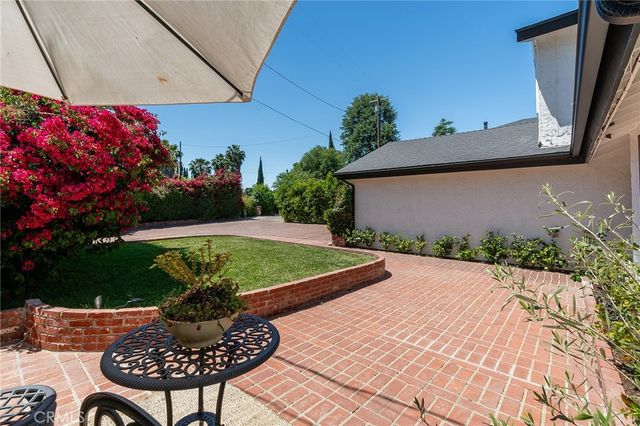 22955 Collins, Woodland Hills, CA 91367