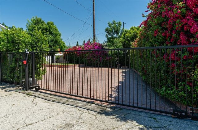 22955 Collins, Woodland Hills, CA 91367