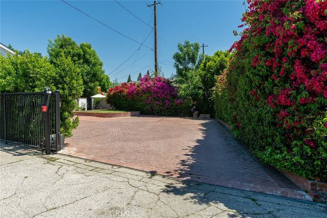 22955 Collins, Woodland Hills, CA 91367