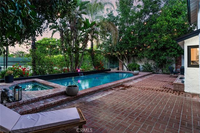 22955 Collins, Woodland Hills, CA 91367