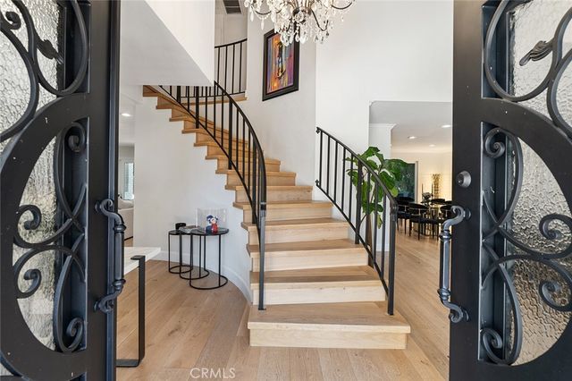 22955 Collins, Woodland Hills, CA 91367