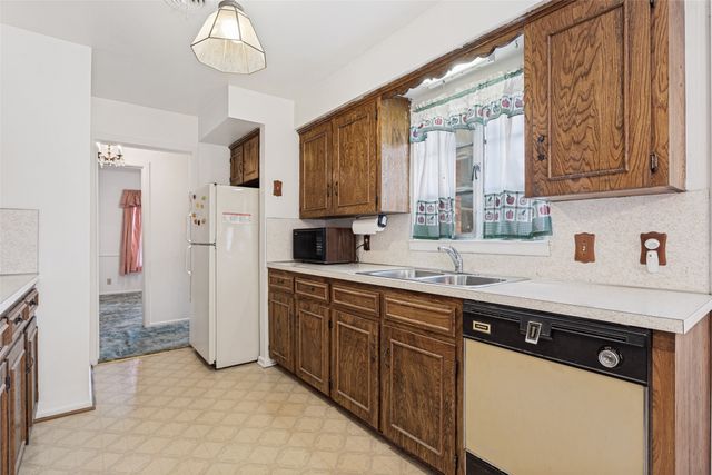 422 W Daugherty Drive, Garland, TX 75041