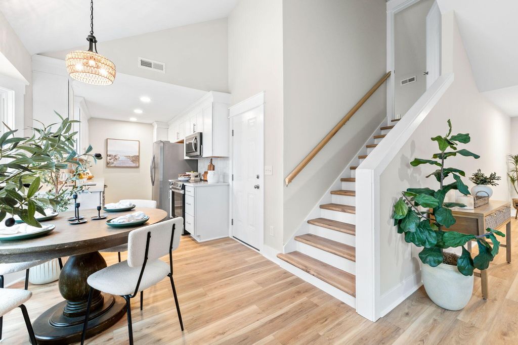 Image 10 of property listing at 106 Glebe Road, Summerville, SC 29485