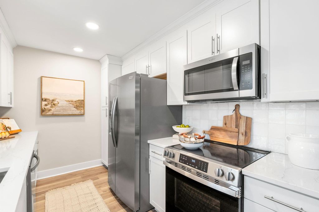 Image 13 of property listing at 106 Glebe Road, Summerville, SC 29485