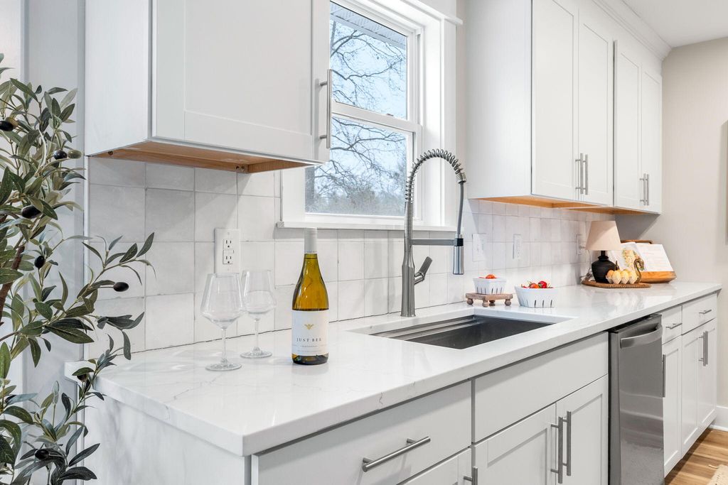 Image 14 of property listing at 106 Glebe Road, Summerville, SC 29485