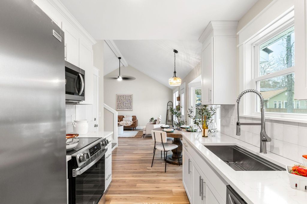 Image 15 of property listing at 106 Glebe Road, Summerville, SC 29485