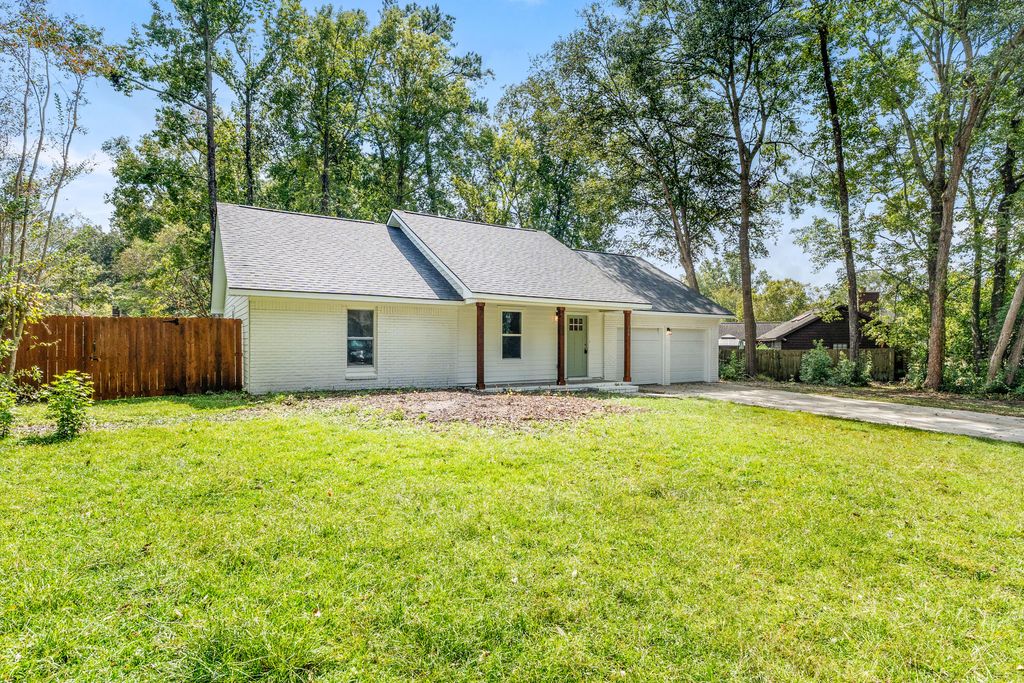 Image 2 of property listing at 106 Glebe Road, Summerville, SC 29485