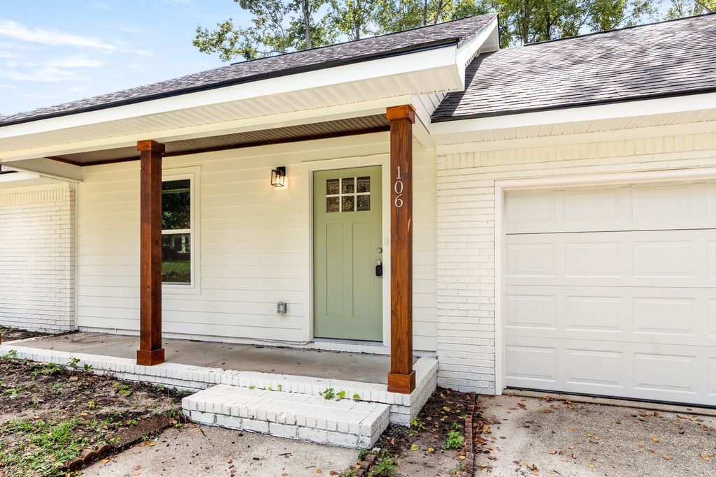 Image 3 of property listing at 106 Glebe Road, Summerville, SC 29485