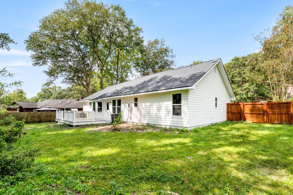 Image 37 of property listing at 106 Glebe Road, Summerville, SC 29485