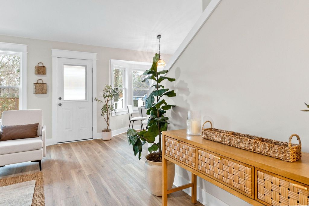 Image 8 of property listing at 106 Glebe Road, Summerville, SC 29485