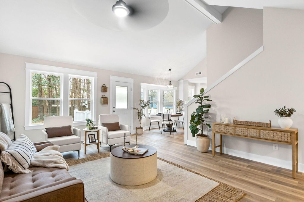 Image 9 of property listing at 106 Glebe Road, Summerville, SC 29485