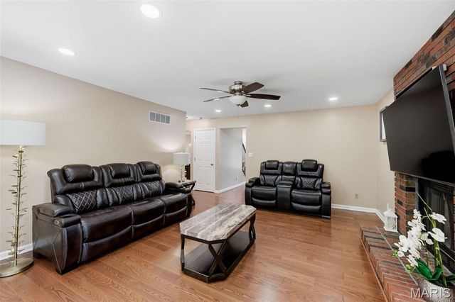 305 Oak Top Court, Ballwin, MO 63021