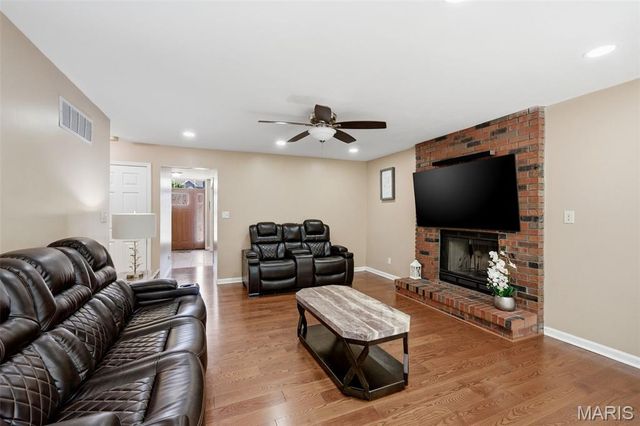 305 Oak Top Court, Ballwin, MO 63021