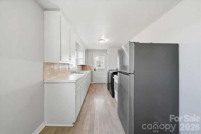 1512 N Deal Avenue, Newton, NC 28658