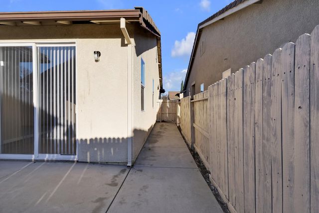 7418 Sun Reign Ln, Sacramento, CA 95823