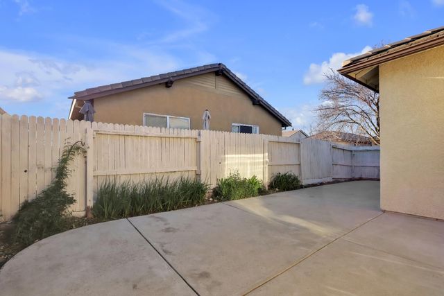 7418 Sun Reign Ln, Sacramento, CA 95823