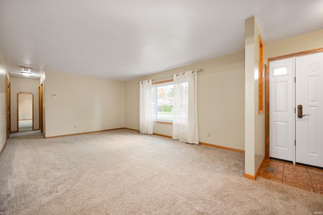 402 E Hickory Grove Road, Hartford City, IN 47348