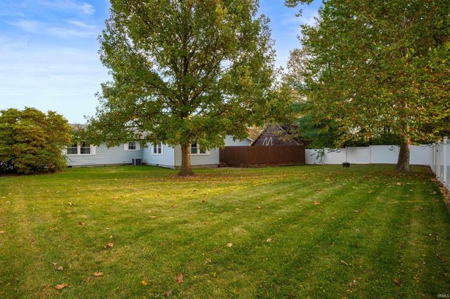 402 E Hickory Grove Road, Hartford City, IN 47348