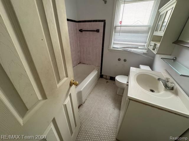 19131 Elkhart Street, Harper Woods, MI 48225
