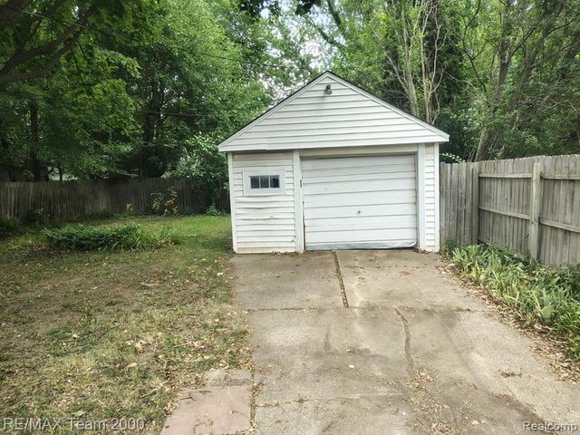 19131 Elkhart Street, Harper Woods, MI 48225
