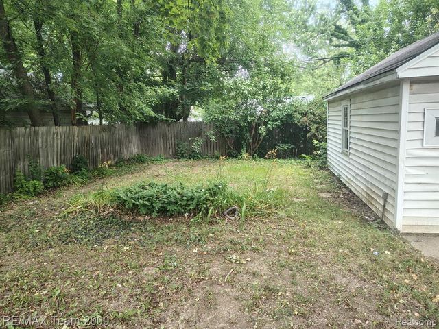 19131 Elkhart Street, Harper Woods, MI 48225