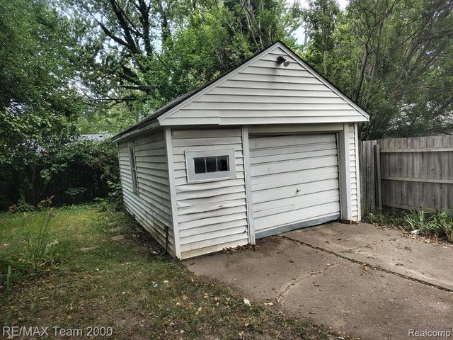 19131 Elkhart Street, Harper Woods, MI 48225