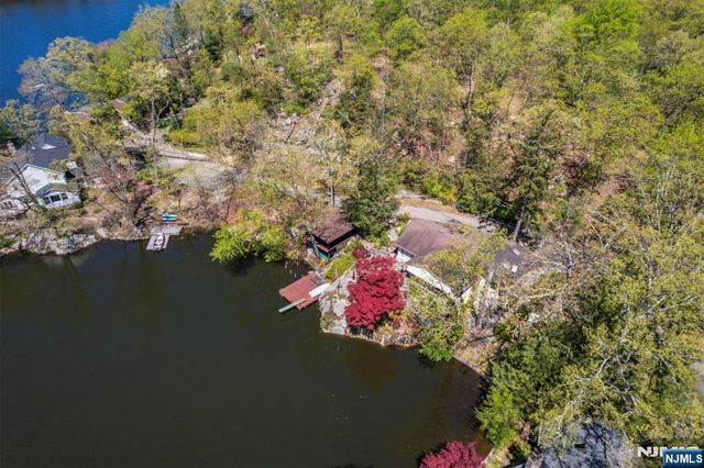 60 Leach Drive, Bloomingdale, NJ 07403