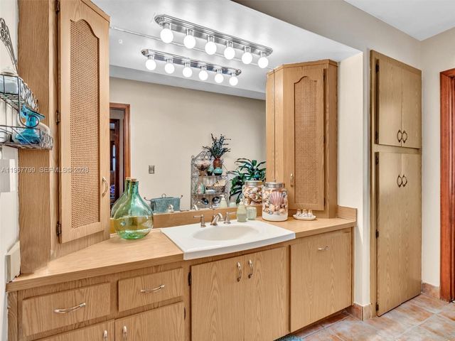 5310 SW 109th Ave, Davie, FL 33328