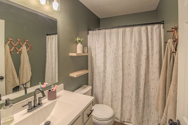 1742 Burr Pond Lane, Vicksburg, MI 49097