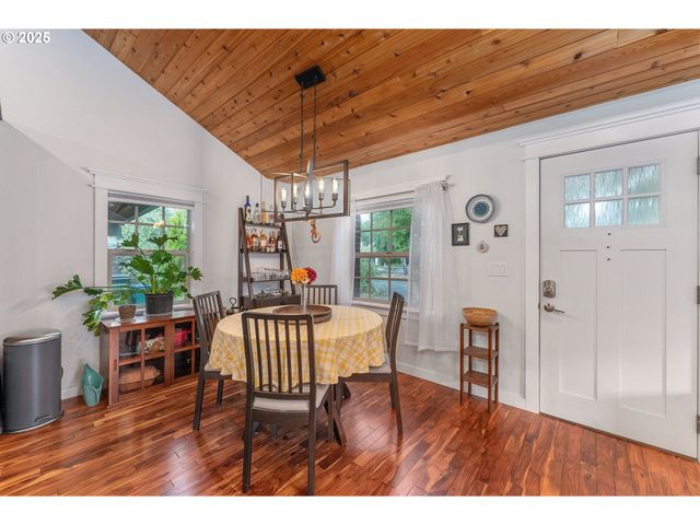 1208 E 10TH St, Newberg, OR 97132