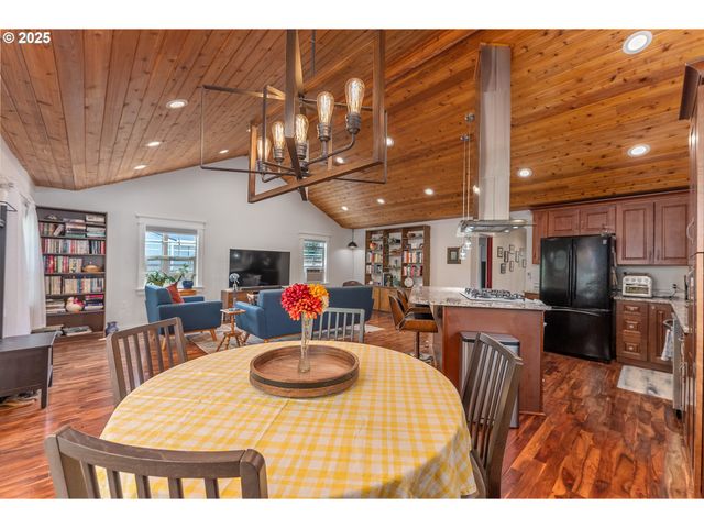 1208 E 10TH St, Newberg, OR 97132