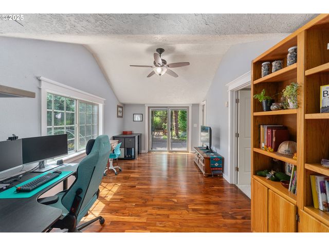 1208 E 10TH St, Newberg, OR 97132