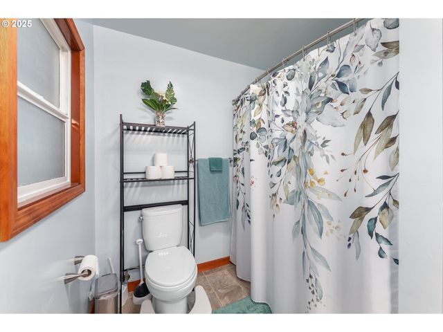 1208 E 10TH St, Newberg, OR 97132