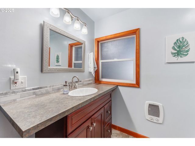 1208 E 10TH St, Newberg, OR 97132