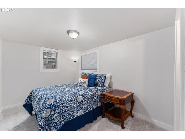 1208 E 10TH St, Newberg, OR 97132