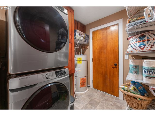 1208 E 10TH St, Newberg, OR 97132