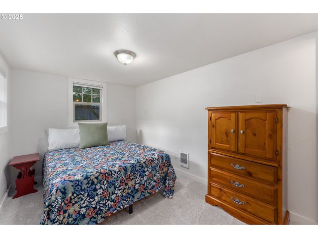 1208 E 10TH St, Newberg, OR 97132