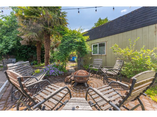 1208 E 10TH St, Newberg, OR 97132