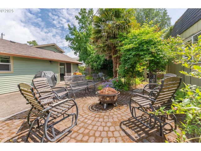 1208 E 10TH St, Newberg, OR 97132